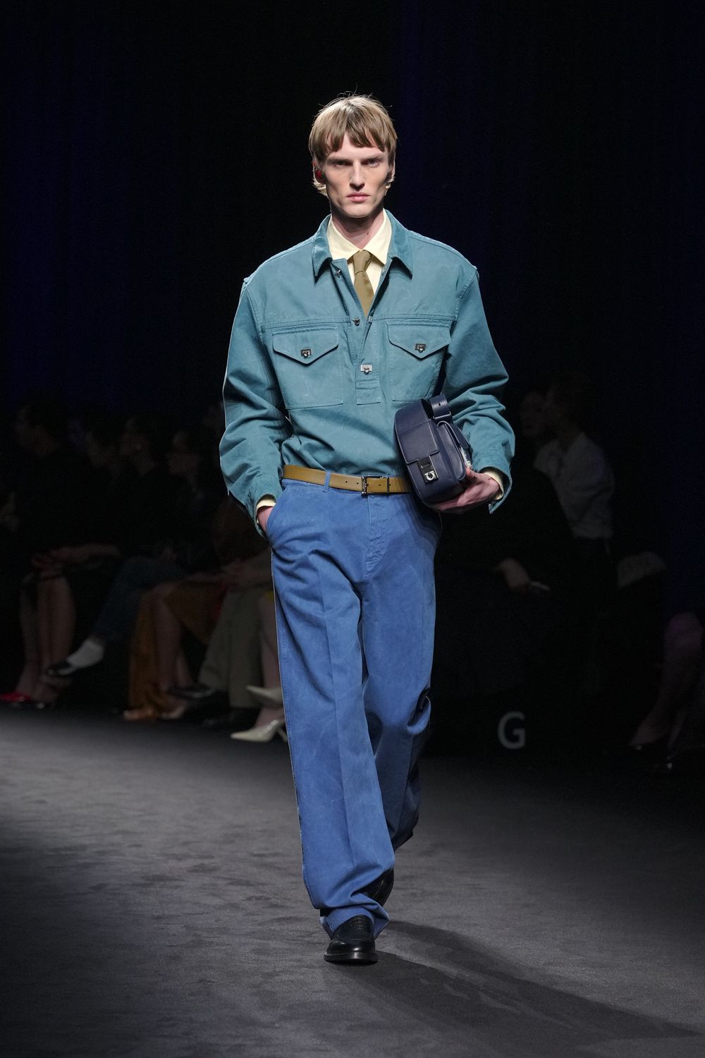 Ferragamo以深海蓝与焦糖棕构建冷静秩序，结构大衣、皮革套装与学院式男装混搭登场，在经典意式工艺之上强化当代权力感-顽石频道趋势研究